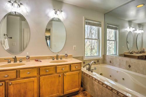 Pet-friendly Retreat Near Lake Anna With Decks!