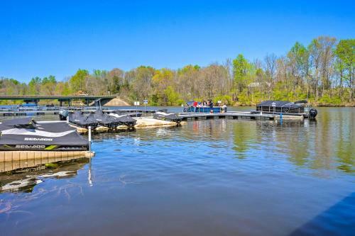 Pet-friendly Retreat Near Lake Anna With Decks!