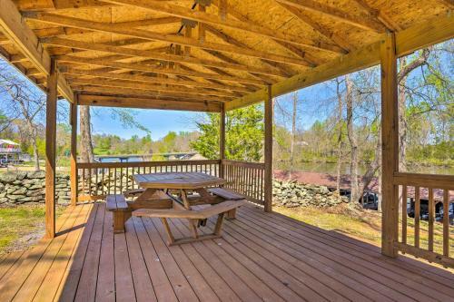 Pet-friendly Retreat Near Lake Anna With Decks!