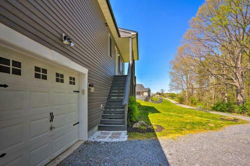 Pet-friendly Retreat Near Lake Anna With Decks!