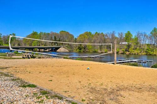 Pet-friendly Retreat Near Lake Anna With Decks!