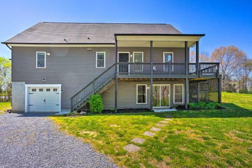 Pet-friendly Retreat Near Lake Anna With Decks!
