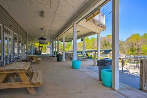 Pet-friendly Retreat Near Lake Anna With Decks!