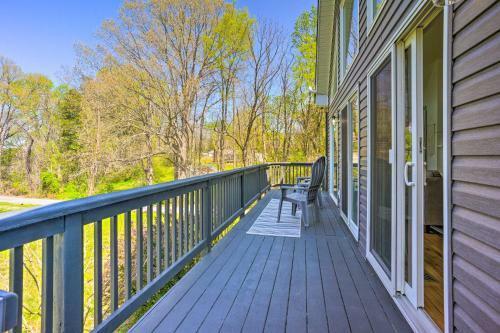 Pet-friendly Retreat Near Lake Anna With Decks!