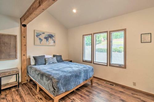 Spacious Lakefront Olympia Hideout With Deck!