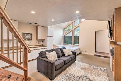 Spacious Lakefront Olympia Hideout With Deck!