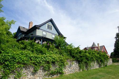 Harbor Hill House