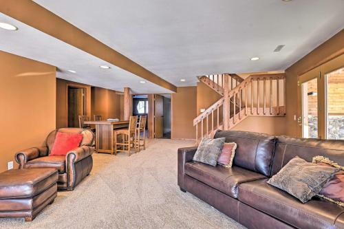 Lodge With Indoor Pool, Along Devils Lake Park