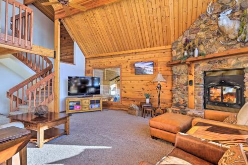 Lodge With Indoor Pool, Along Devils Lake Park