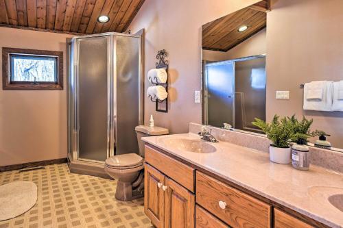 Lodge With Indoor Pool, Along Devils Lake Park