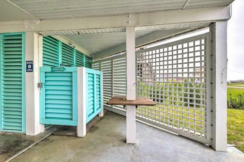 Bright Crystal Beach Home - Next To The Beach