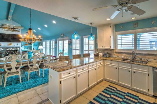 Bright Crystal Beach Home - Next To The Beach