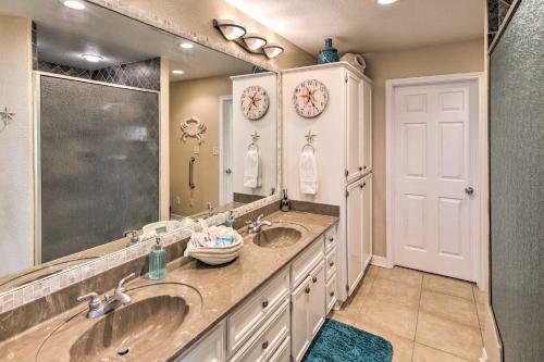 Bright Crystal Beach Home - Next To The Beach