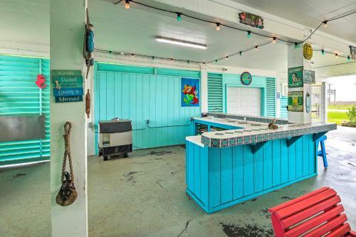 Bright Crystal Beach Home - Next To The Beach