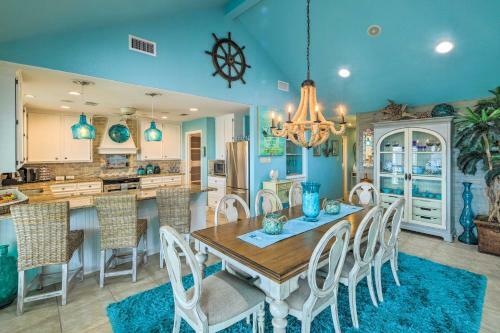 Bright Crystal Beach Home - Next To The Beach