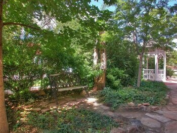 Bed & Breakfast Spurs N Lace Inn