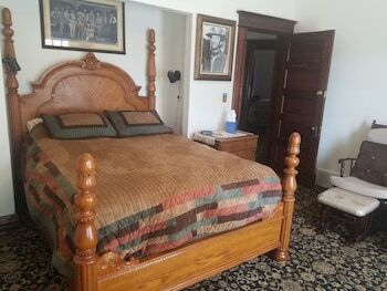 Bed & Breakfast Spurs N Lace Inn