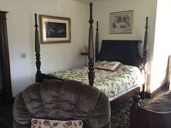 Bed & Breakfast Spurs N Lace Inn