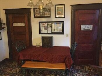 Bed & Breakfast Spurs N Lace Inn