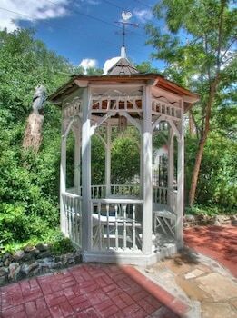 Bed & Breakfast Spurs N Lace Inn