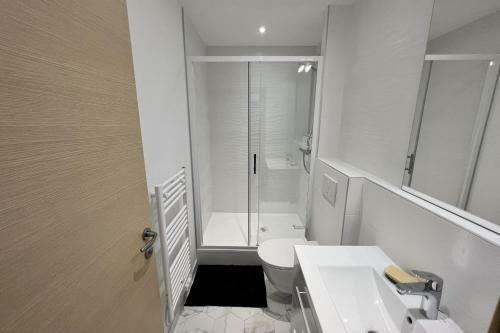 Bright 28 M Apartment At 600 M From The Beach