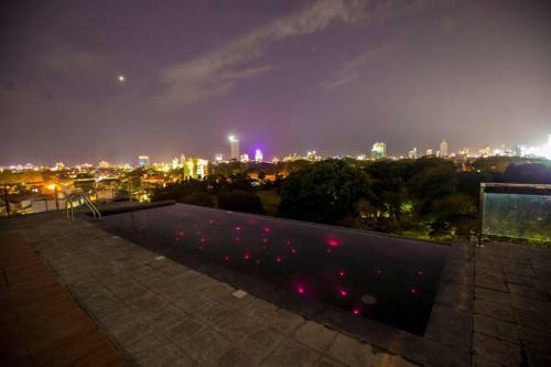 Luxesuite Located 10 Minutes From The Bohra Masjid