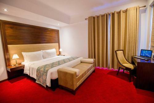 Luxesuite Located 10 Minutes From The Bohra Masjid
