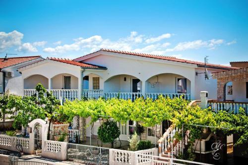 Apartment In Vir With A Barbecue