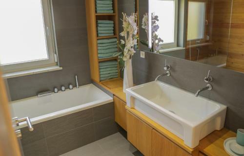 Villa Vila ?marca Remodeled House With Pool