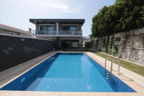 Luxurious, Modern Villa With Private Pool In Cesme