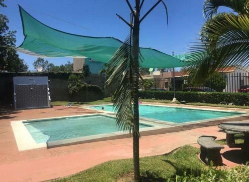Agradable Casa Con Areas Verdes Y Piscinas