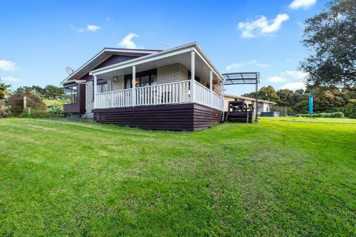 Courtside Quarters - Waihi Beach Holiday Home