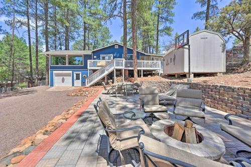 Welcoming Pine Retreat With Deck And Fire Pit!