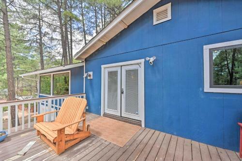 Welcoming Pine Retreat With Deck And Fire Pit!