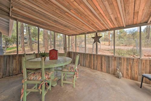 Welcoming Pine Retreat With Deck And Fire Pit!