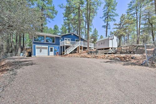 Welcoming Pine Retreat With Deck And Fire Pit!
