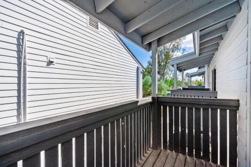 Stay Gia - Chic Modern 1br Apartment - Swimming Pool - Arcadia Walk
