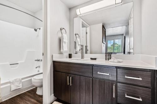 Stay Gia - Chic Modern 1br Apartment - Swimming Pool - Arcadia Walk