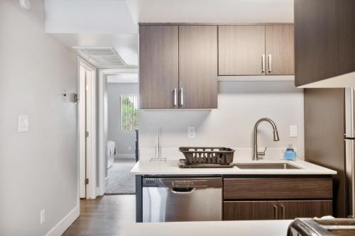 Stay Gia - Chic Modern 1br Apartment - Swimming Pool - Arcadia Walk