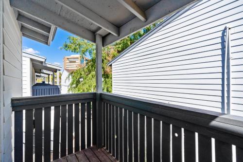 Stay Gia - Chic Modern 1br Apartment - Swimming Pool - Arcadia Walk
