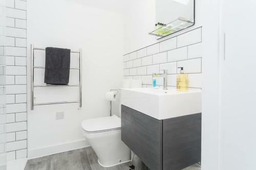 The Chapel 1 - Stylish 2 Bed 2 Bath Modern Home