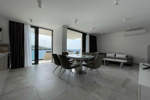 Premier Laguna Apartment