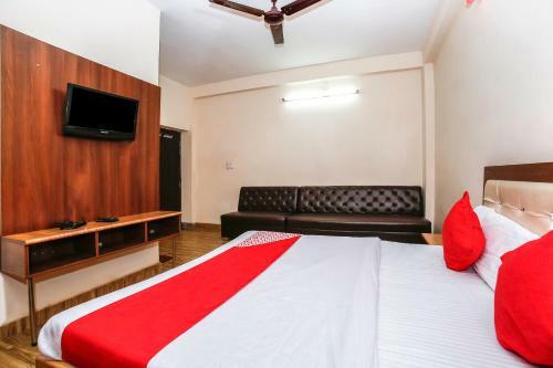 Oyo 27825 Hotel Royal