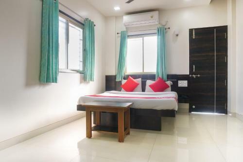 Oyo 65175 Hotel Anand