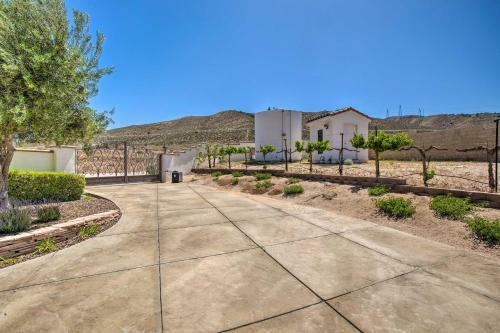 Stunning Palmdale Villa Oasis On Vineyard!