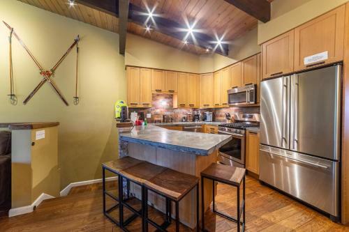 #308 - Walk To Gondola & Village Condo With Jacuzzi