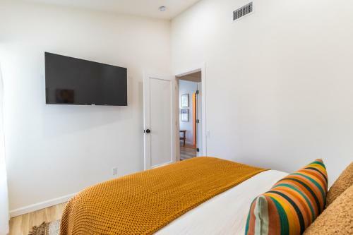 Utopic Villa Sunset Pool + Game Room Perfect For Large Groups