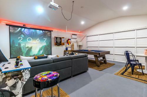Utopic Villa Sunset Pool + Game Room Perfect For Large Groups