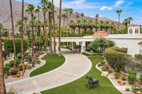 Modern Home With Luxury Designs