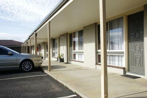 Golden Palms Motel